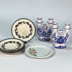 Lote siguiente: Conjunto de 7 piezas: Candelabros y platos de postre en cerámica y porcelana