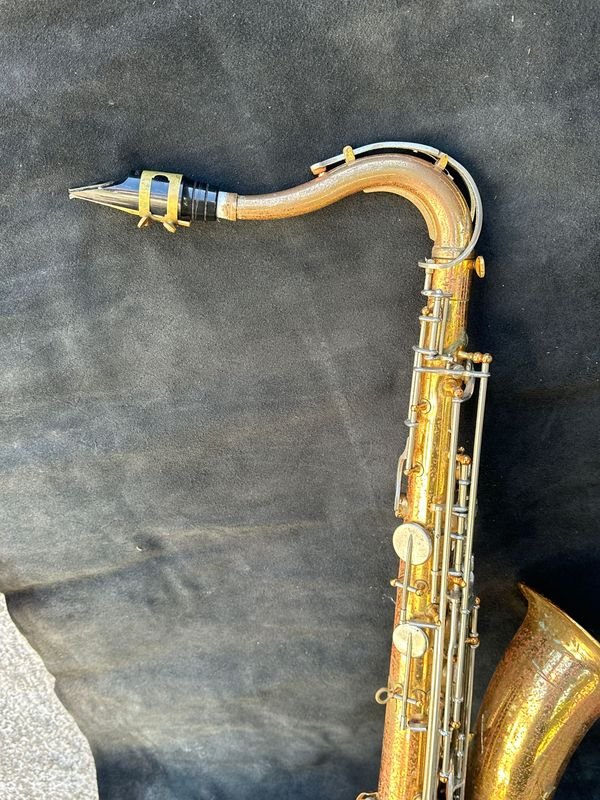 Lote siguiente: Saxofón tenor VITO (Pascucci) para la venta