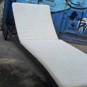 Camastro de Aluminio y Símil Ratán con Colchoneta Blanca - imagen 4