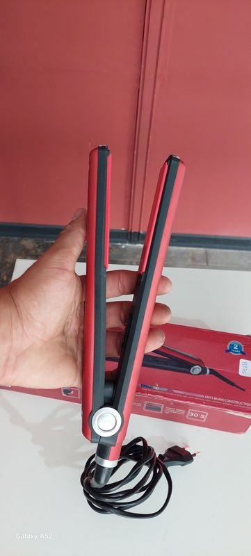 Secador de pelo rojo en buen estado - imagen 2