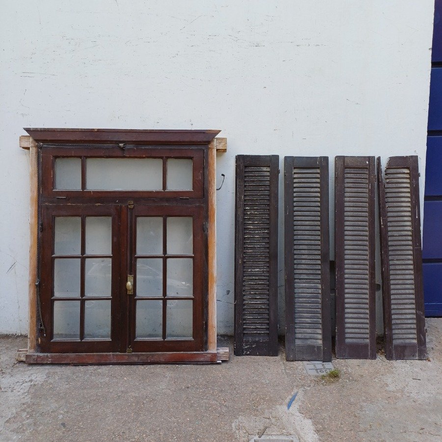 Lote anterior: Ventana con dos hojas batientes y marco de pinotea