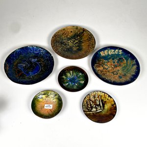 Lote siguiente: Seis Centros Decorativos en Cobre y Esmalte, Dos Tamaños