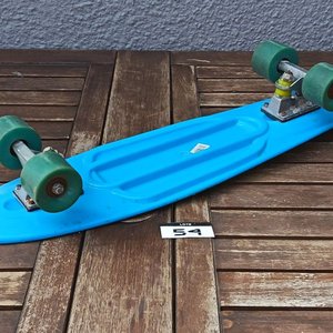 Skate tipo cruiser de plástico color celeste, con cuatro ruedas y ejes metálicos; usado. - imagen 3
