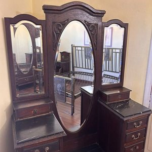 Tocador Antiguo de Roble con Espejo Triptico y Tapas de Mármol - imagen 3
