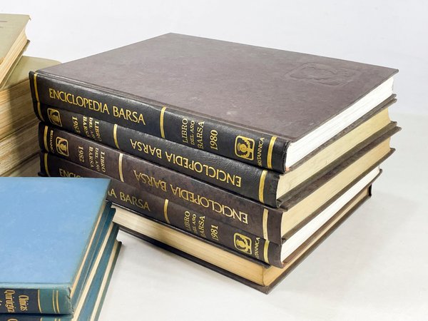 Colección de libros antiguos en buen estado - imagen 2
