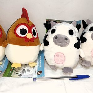 Lote anterior: Lote de 4 Peluches: 2 Vacas y 2 Pollitos de La Granja de Zenón