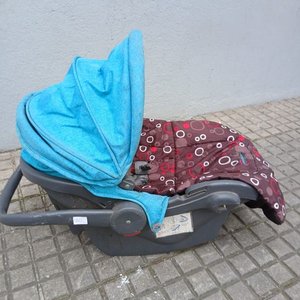 Lote de 6 piezas: Cambiador bebé rosado, silla de auto, silla de comer, silla dorada y 2 armazones - imagen 9