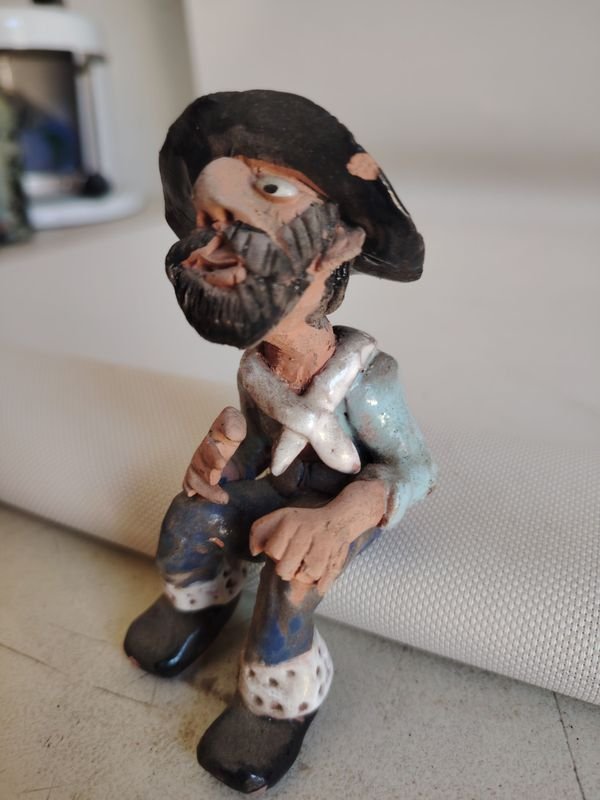 Gaucho sentado decorativo de cerámica pintada a mano - imagen 2