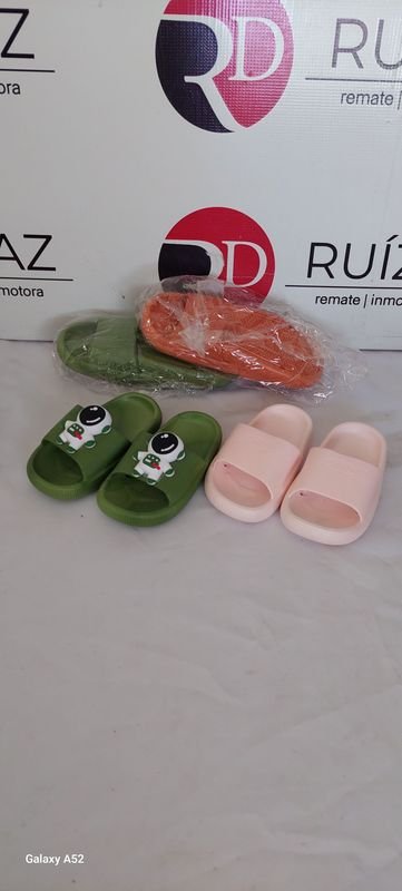 Lote anterior: Zapatillas de plástico verde y rosa