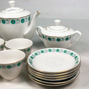 Juego de Porcelana Blanca con Guarda Floral Verde y Dorada: Tetera, Lechera, Azucarero, Tazas y Platitos (15 Piezas) - imagen 4