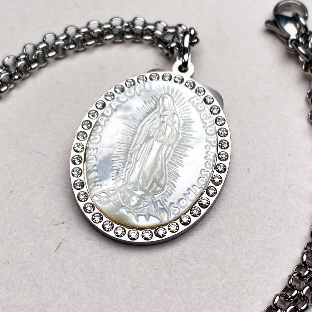 Cadena y colgante de la Virgen de Guadalupe en nacarada - imagen 2