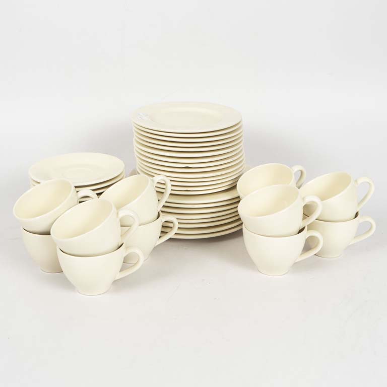 46 Piezas de loza francesa Varages. Un poco craqueladas, 3 platos de lunch con cascadura, 3 platos llanos y 2 tazas con cascadura - Medidas: Taza 10x8cm