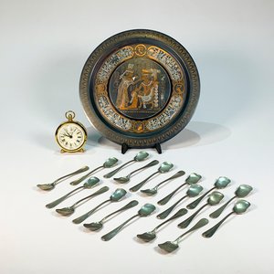 Lote siguiente: Plato Egipcio Decorativo, 18 Cucharitas y Reloj Bulova con Números Romanos