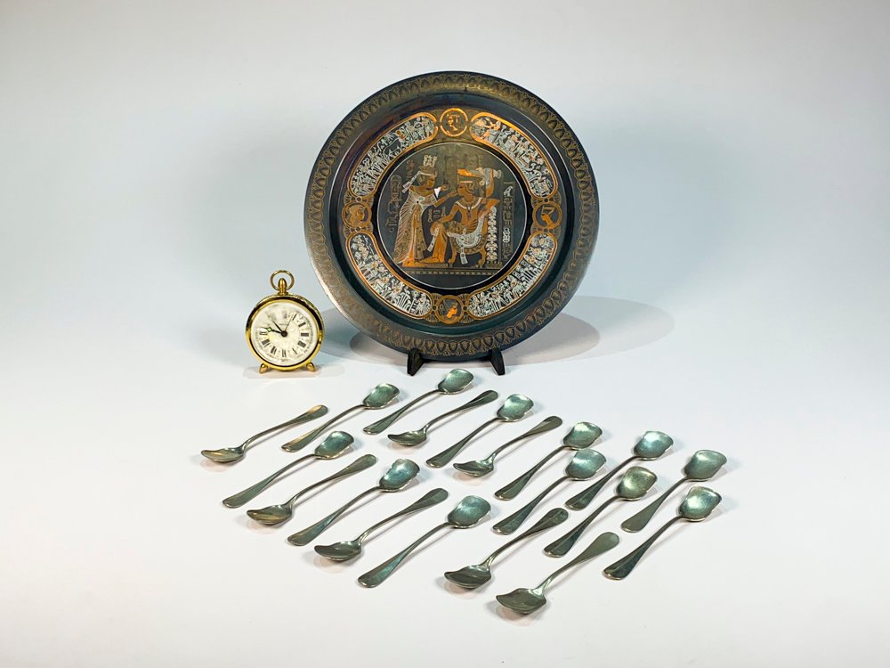Plato Egipcio Decorativo, 18 Cucharitas y Reloj Bulova con Números Romanos