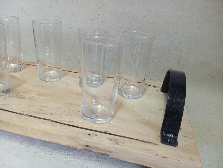 Mesa de madera con seis vasos de vidrio - imagen 7