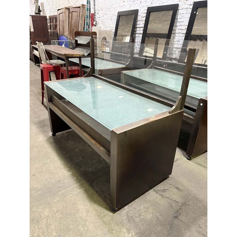 Lote siguiente: Mesa exhibidora con ruedas y tapa de vidrio