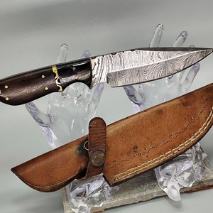 Cuchillo con Hoja Estilo Damasco y Empuñadura de Madera y Bronce con Vaina - imagen 6