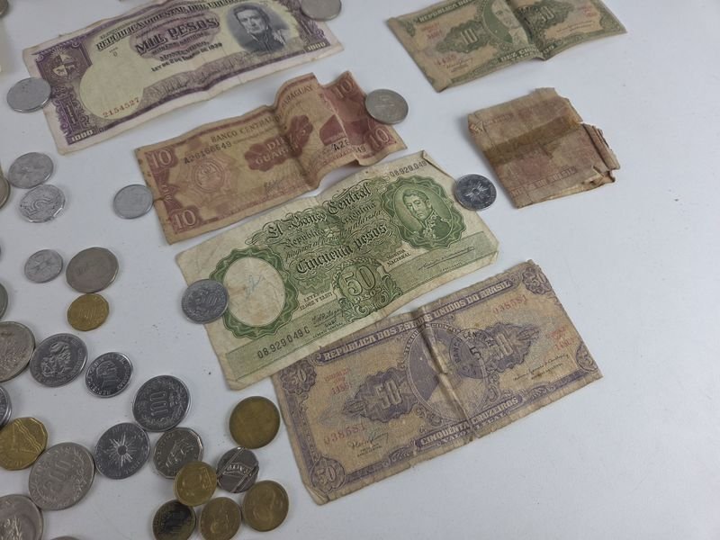 Gran lote de monedas, billetes y medalla conmemorando el centenario de la República Oriental del Uruguay - imagen 9