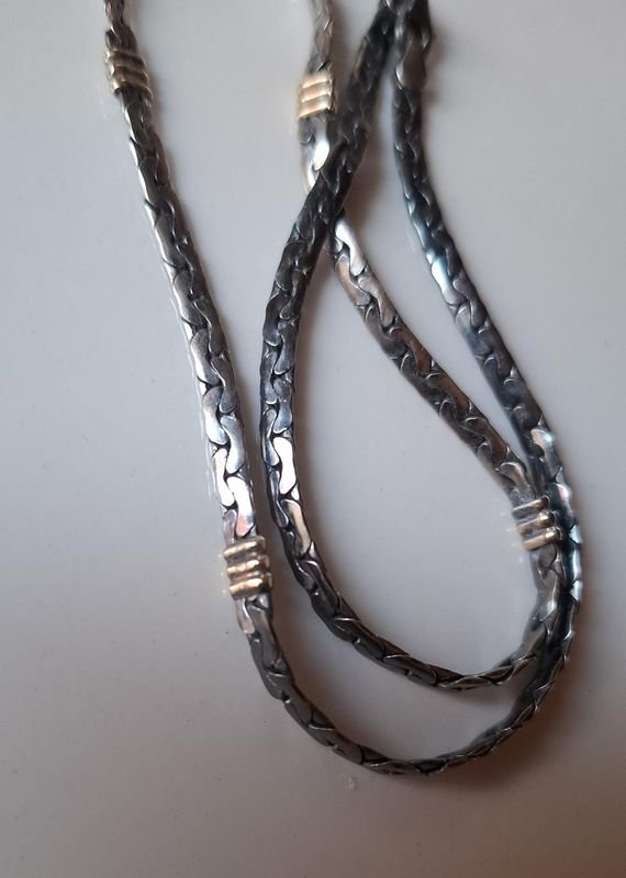 Lote siguiente: Cadena de plata con anillos larga