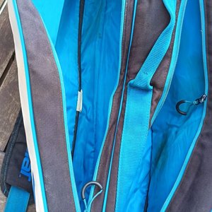 Dos bolsos o fundas para raquetas de tenis marca Babolat, de diferentes modelos y colores, con cierres; usados, con desgaste y señales de uso visibles. - imagen 6
