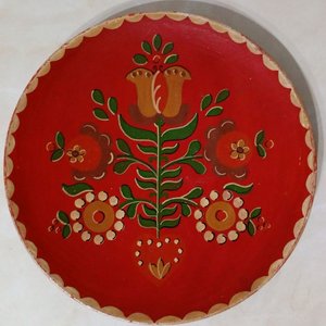 Lote siguiente: Plato Decorativo Rojo Pintado a Mano Estilo Rosemaling Noruego