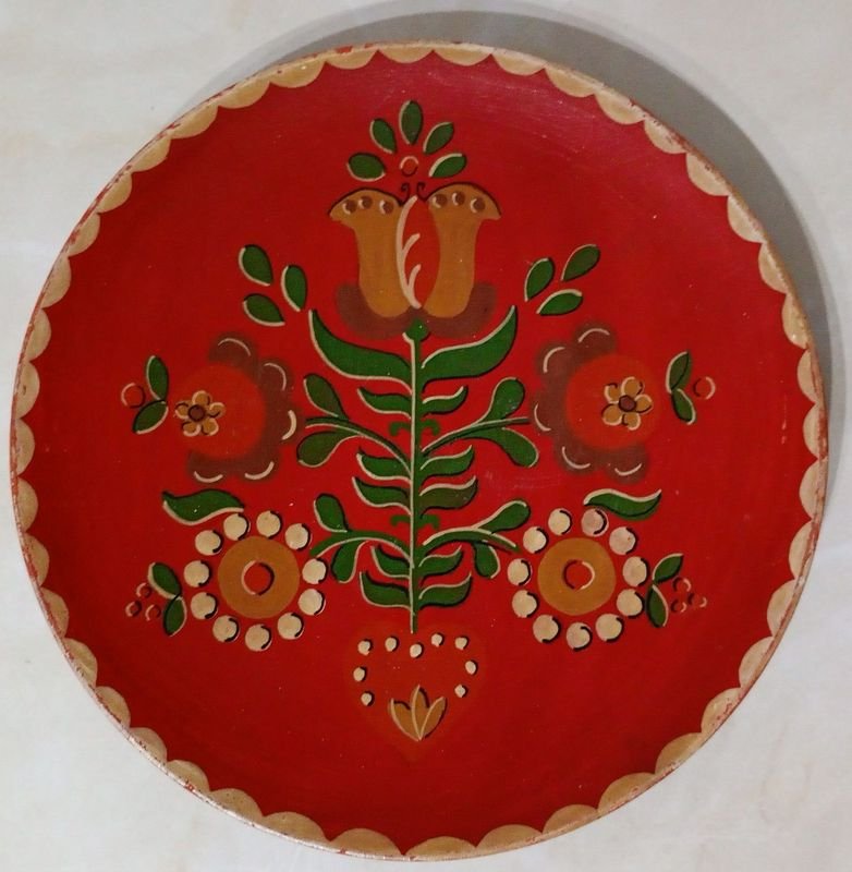Plato Decorativo Rojo Pintado a Mano Estilo Rosemaling Noruego