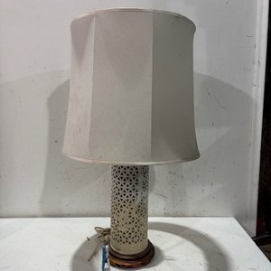 Lote siguiente: Lámpara de mesa grande con pantalla