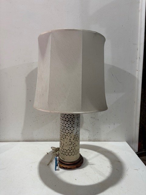 Lámpara de mesa grande con pantalla