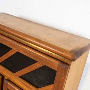 Aparador de madera con puertas vidriadas y detalles en lustre - imagen 2