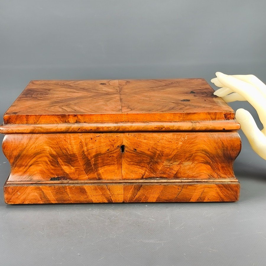 Cofre de madera con dos cajones y detalles en español - imagen 3