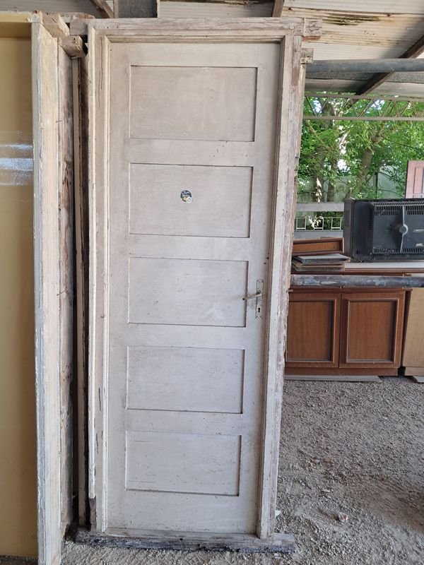 Puerta antigua de madera con manija y cerradura - imagen 3