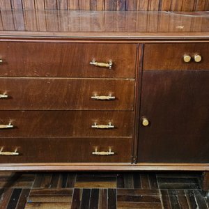 Lote siguiente: Cómoda de madera con 5 cajones y 1 puerta