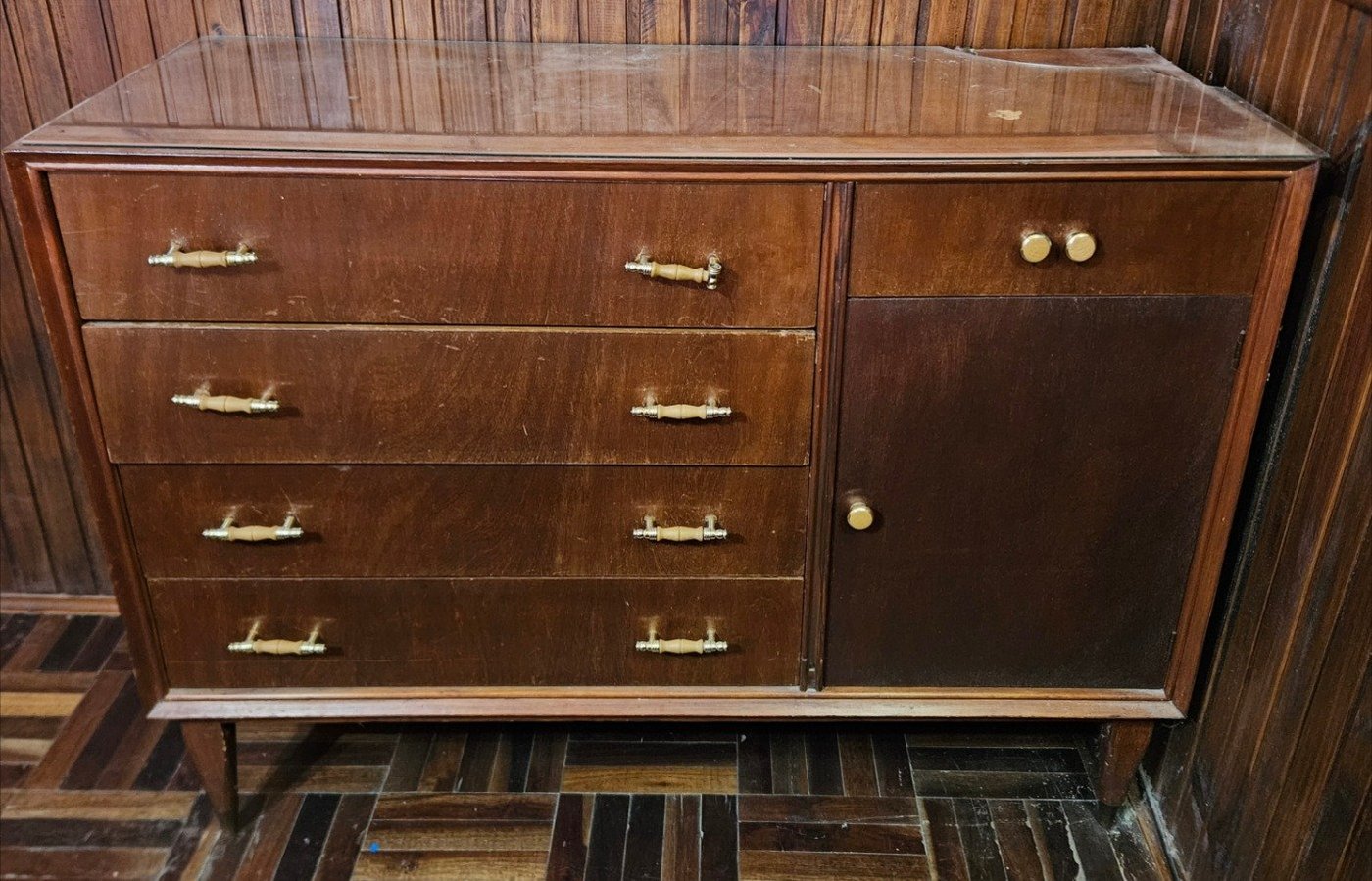Cómoda de madera con 5 cajones y 1 puerta