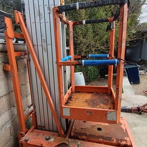 Elevador vertical de personal (Unipersonal) Eléctrico: Plataforma elevadora con canasto de seguridad y panel de control superior. Estructura compacta sobre ruedas, ideal para espacios reducidos en interiores o suelos nivelados - Sin Probar - imagen 5