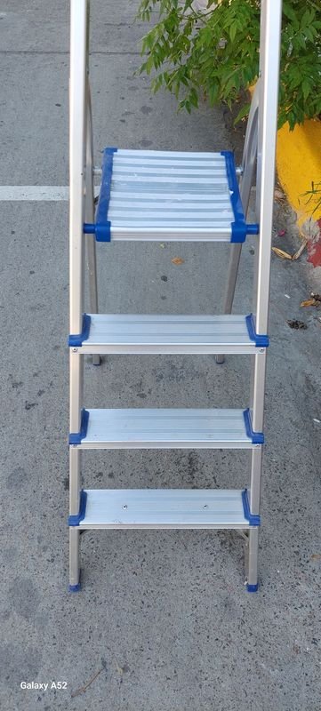 Escalera en aluminio con laterales azules - imagen 3