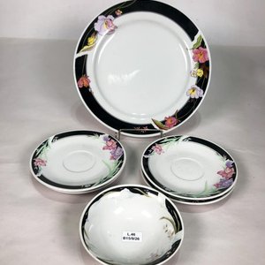 Lote anterior: Seis Platos y Tazas de Porcelana Blanca con Guarda Floral Negra