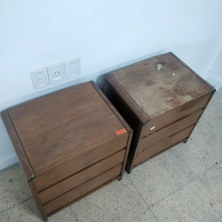 Mesas de luz de madera con tres cajones y detalles - imagen 3