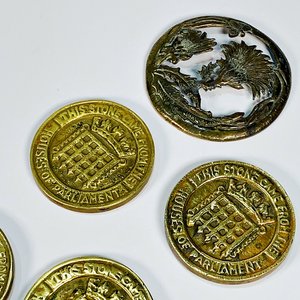 Lote de 5 Piezas de Bronce: Virola Calada y Medallas con Escudo - imagen 2