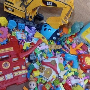 Lote de Juguetes Variados: Excavadora CAT, Chaleco Bombero, Bloques y Más - imagen 5