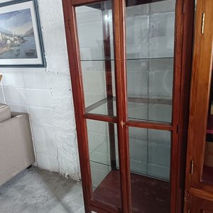 Lote anterior: Vitrina Antigua de Madera con Puertas y Estantes de Vidrio