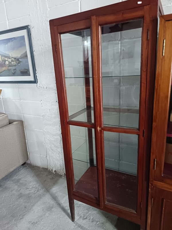 Vitrina Antigua de Madera con Puertas y Estantes de Vidrio