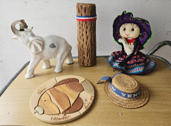 Adornos Coleccionables: Elefante Blanco, Muñeca Típica y Sombrero - imagen 1