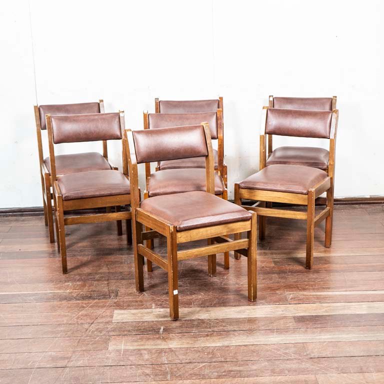 Lote siguiente: Sillas de madera tapizadas en cuerina, Delfino Alvarez