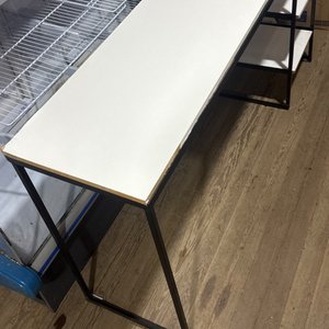 Lote anterior: Mesa de Exhibición con Base de Hierro y Estantes