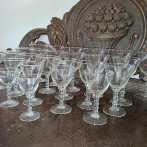 Juego de Copas de Cristal con Pie Trabajado y Detalles en Relieve - imagen 4