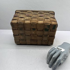 Canasto de Madera Trenzada con Divisiones y Diseño de Manzanas Pintadas a Mano - imagen 6