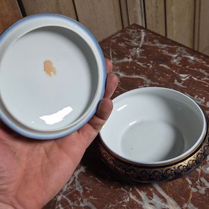 Alhajero de Porcelana Francesa Limoges con Escena Mitológica y Bordes Dorados - imagen 4