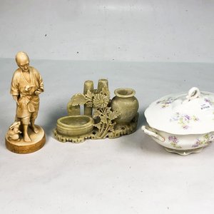 Lote siguiente: Fuente de Porcelana Inglesa con Tapa y Figuras de Piedra