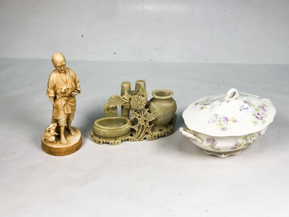 Fuente de Porcelana Inglesa con Tapa y Figuras de Piedra