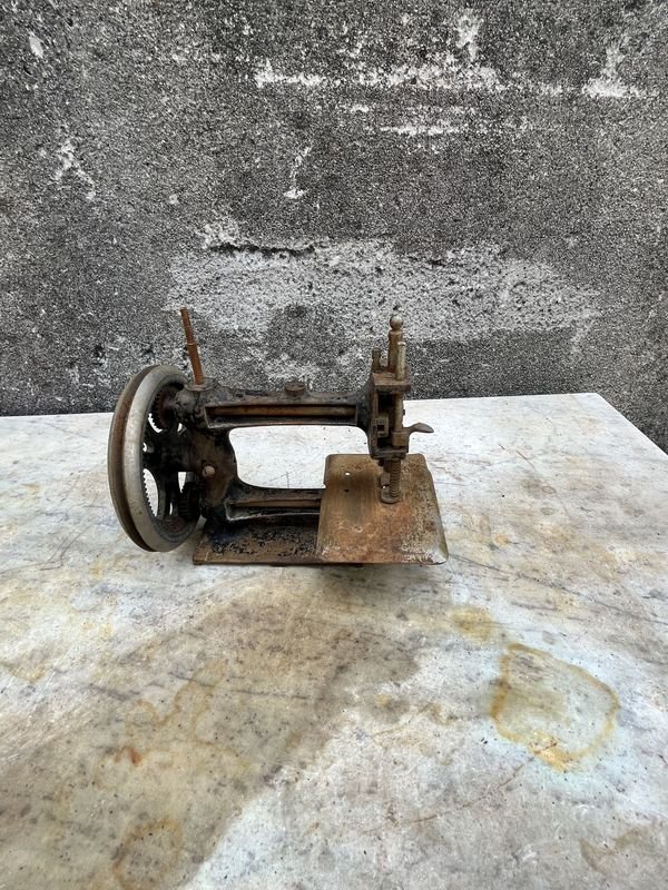 Antigua máquina de coser para la venta - imagen 5